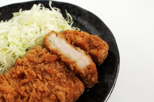 とんかつとキャベツの盛り付け とんかつとキャベツの盛り付けの写真