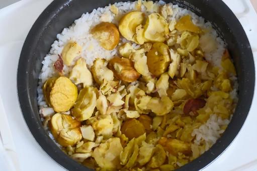 炊きあがった栗ご飯 炊きあがった栗ご飯の写真