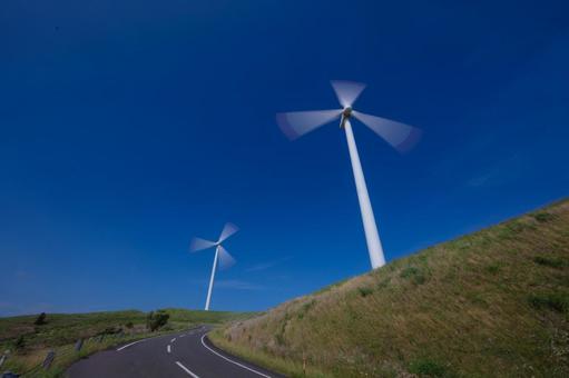青空と風車が並ぶ丘の道 青空と風車が並ぶ丘の道 風車,風力発電,道の写真素材