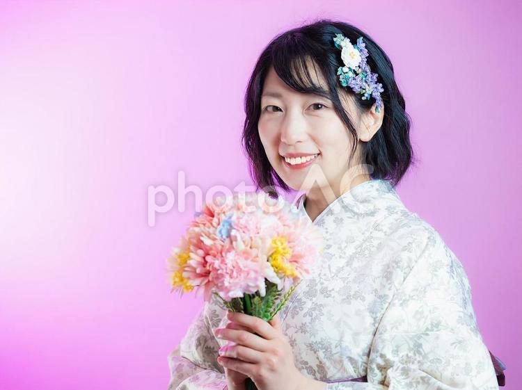 10：洋風な着物を着る女性：色背景 女性,日本人,着物の写真素材