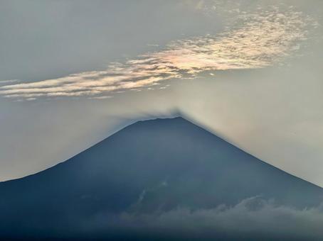 夜明けの富士山 夜明けの富士山の写真