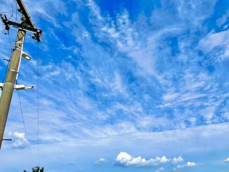 一直線に伸びる雲と電信柱 一直線に伸びる雲と電信柱 空,入道雲,夏空の写真素材