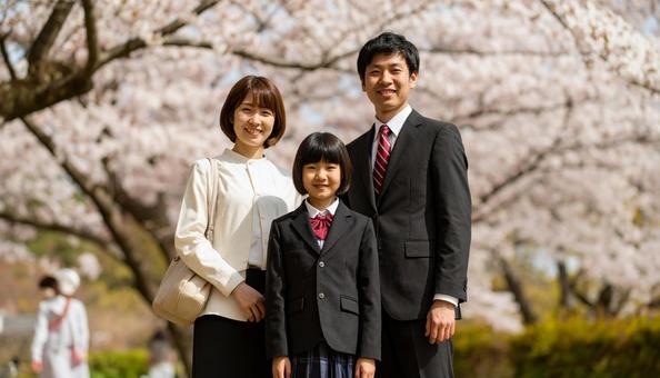桜の木の下で家族が微笑む写真 桜の木の下で家族が微笑む写真の写真