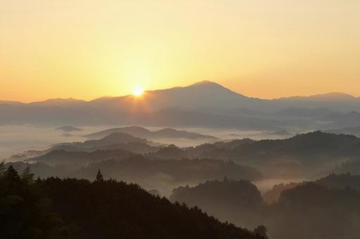 大宇陀 山並み 雲海 朝景 大宇陀 山並み 雲海 朝景 大宇陀,朝日,雲海の写真素材