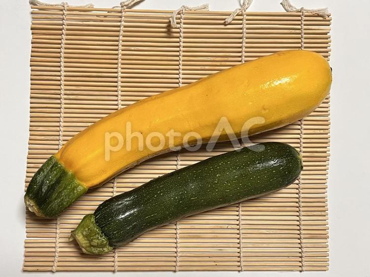 緑色と黄色の「ズッキーニ」；イメージ素材 ズッキーニ,緑色,黄色の写真素材