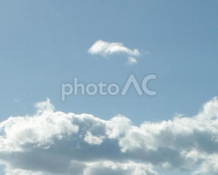 冬雲の上に浮かぶ一片の雲 空,大空,雲の写真素材