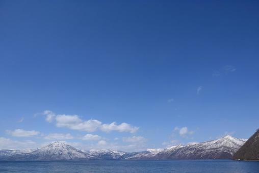 支笏湖 湖,青空,雪山の写真素材
