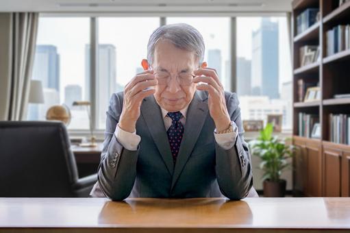 頭を抱えるビジネスマン 男性,スーツ,シニアの写真素材