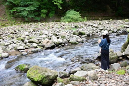 川辺に立つ女性 川辺に立つ女性 川,川辺,女性の写真素材