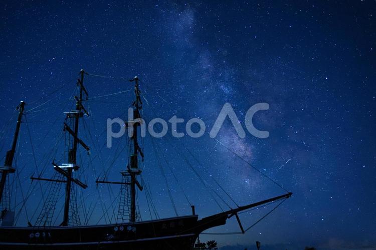 夜空に広がる天の川と幻想的な帆船 素材,イメージ,銀河の写真素材
