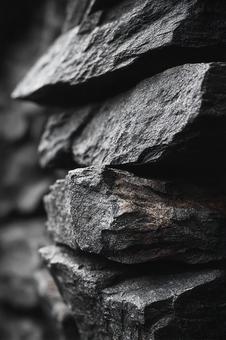 鋭く尖った黒い火山岩の写真