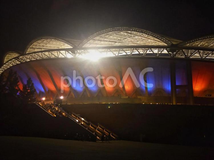 ライトアップされたスタジアム ライトアップ,スタジアム,夜の写真素材