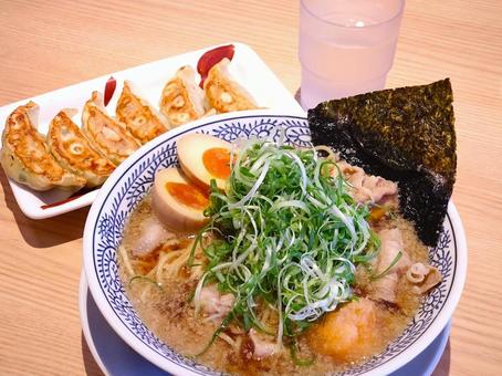 ラーメンと餃子 ラーメンと餃子の写真