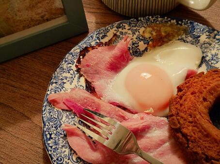 ハムエッグとドーナツ ハムエッグ,朝食,ランチの写真素材