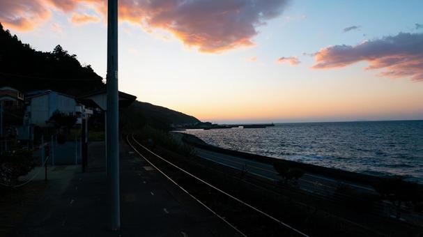 夕陽に染まる海辺の鉄道 海,沿岸,線路の写真素材