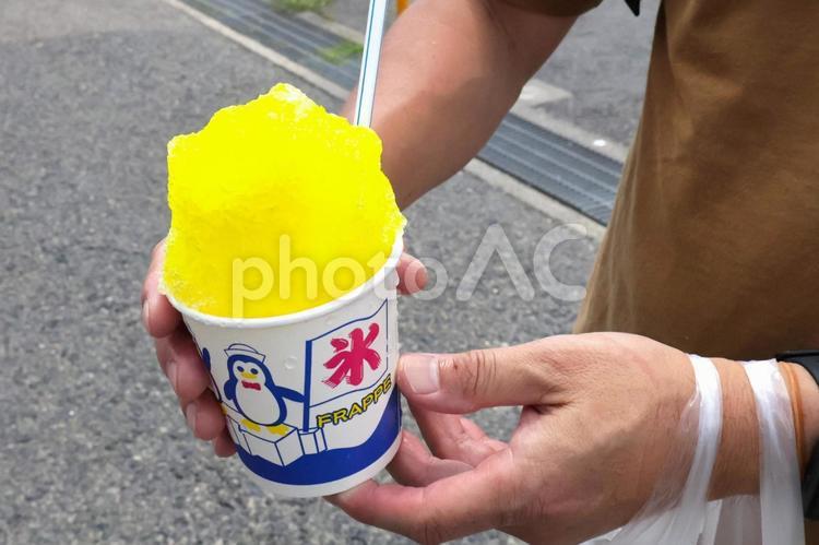 お祭りのかき氷を持つ男性の手元 かき氷,男性,お祭りの写真素材