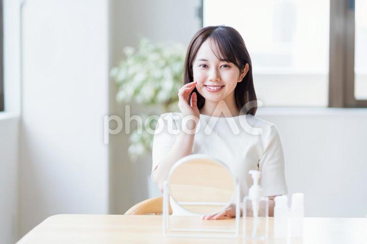 若い女性のスキンケアイメージ ビューティー,女性,日本人の写真素材
