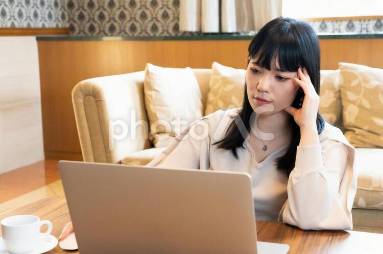 パソコンの前で考える女性　テレワーク　在宅勤務 女性,テレワーク,リモートワークの写真素材