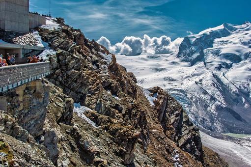 雪と岩肌、雄大なアルプスの絶景 雪と岩肌、雄大なアルプスの絶景 スイス,氷河,アルプスの写真素材