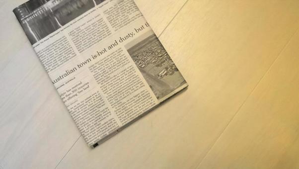 英字新聞のブックカバーをつけた書籍 英字新聞,本,古本の写真素材