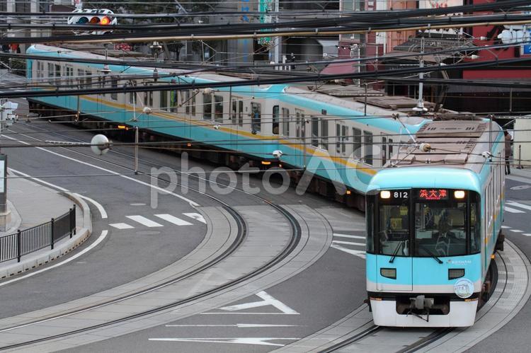 道路上を走る京阪京津線、800系車両 京阪電鉄,京津線,道路の写真素材