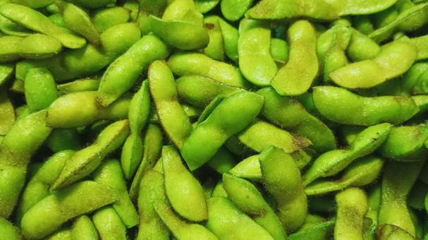 さや付きの茹でられたエダマメの写真