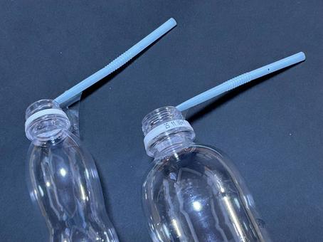 音がなります 音がなります ストロー,ペットボトル,楽器の写真素材
