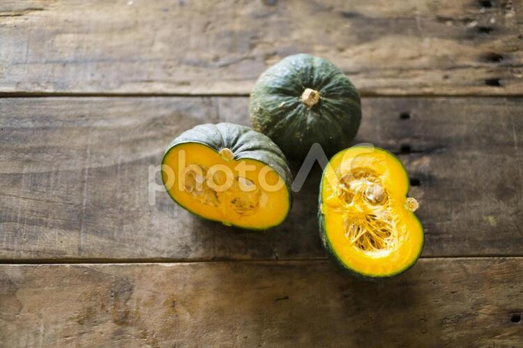 木の机の上のカボチャ カボチャ,野菜,緑黄色野菜の写真素材