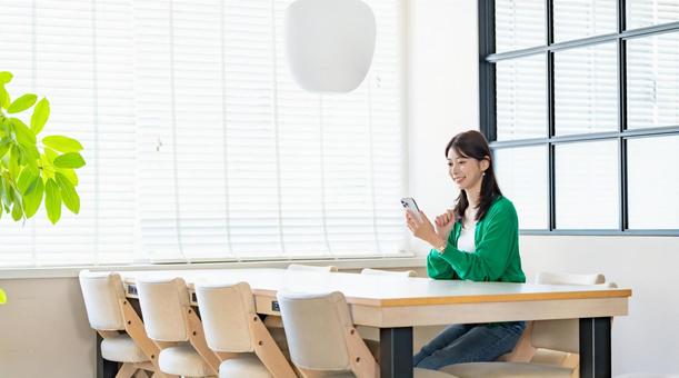 携帯を持つ女性 携帯を持つ女性 女性,スマートフォン,携帯電話の写真素材