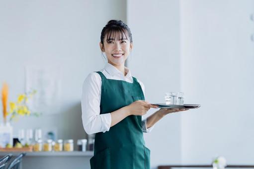 カフェで働く若い女性 カフェで働く若い女性 カフェ,ウェイトレス,飲食店の写真素材