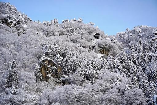 雪化粧した山と寺院 雪山,雪景色,雪の写真素材