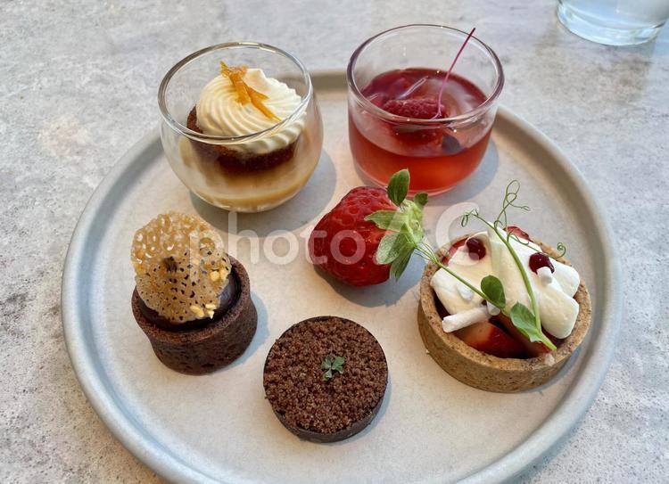 アフタヌーンティーのスイーツ アフタヌーンティー,スイーツ,ケーキの写真素材