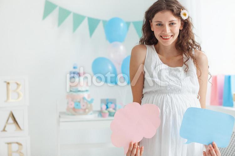 嬉しそうに吹き出しを持つ妊婦 女性,人物,風船の写真素材