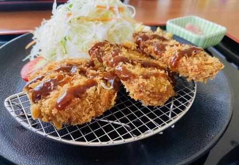 揚げたてのヒレカツ 揚げたてのヒレカツの写真