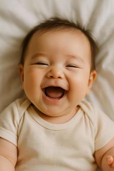 屈託のない赤ちゃんの初めての笑顔の写真