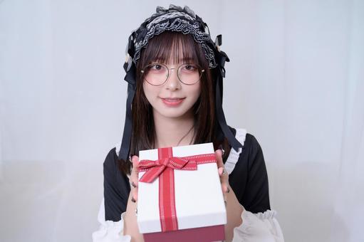 プレゼントを持つ地雷系女子 プレゼントを持つ地雷系女子 日本人,プレゼント,女性の写真素材