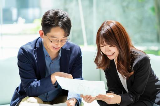 ミーティングをする男女2人のビジネスマン ミーティングをする男女2人のビジネスマン 男性,女性,男女の写真素材
