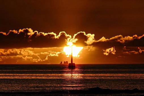 <五島の風景>夜明けの海から登る太陽 <五島の風景>夜明けの海から登る太陽の写真