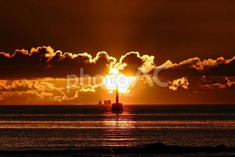 ＜五島の風景＞夜明けの海から登る太陽 海,サンセット,サンライズの写真素材