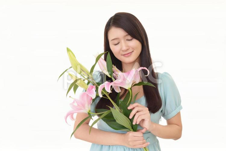 百合の花とくつろぐ女性 女性,ユリ,百合の写真素材