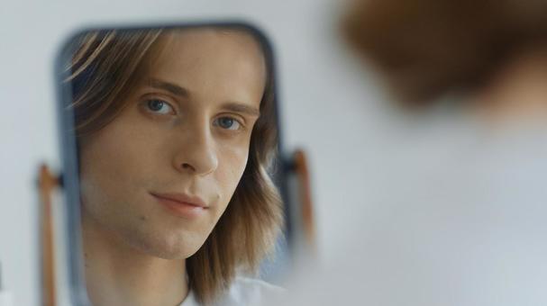 鏡越しのカメラ目線の男性 男性,外国人,欧米人の写真素材