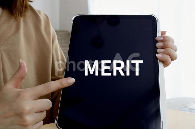タブレットを持つ女性　MERITイメージ メリット,merit,良いの写真素材