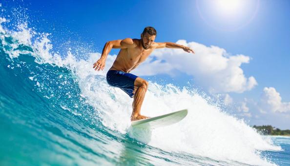 サーフィンをする男性の写真
