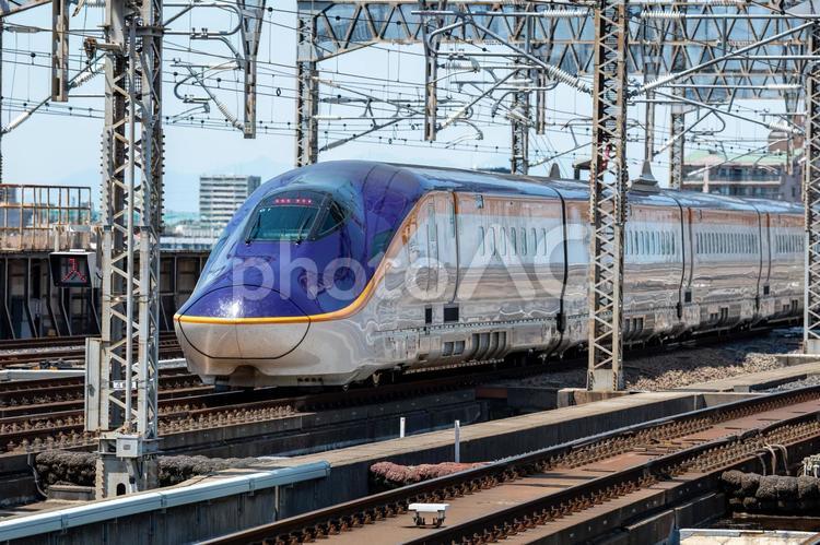 大宮駅を出発する山形新幹線E8系 つばさ 山形新幹線,新幹線,e8系の写真素材
