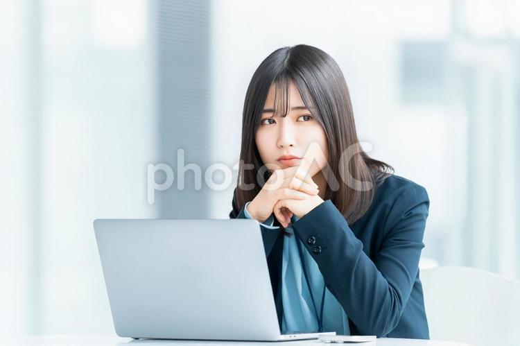 考えごとをする女性・ビジネスウーマン 女性,悩む,困るの写真素材