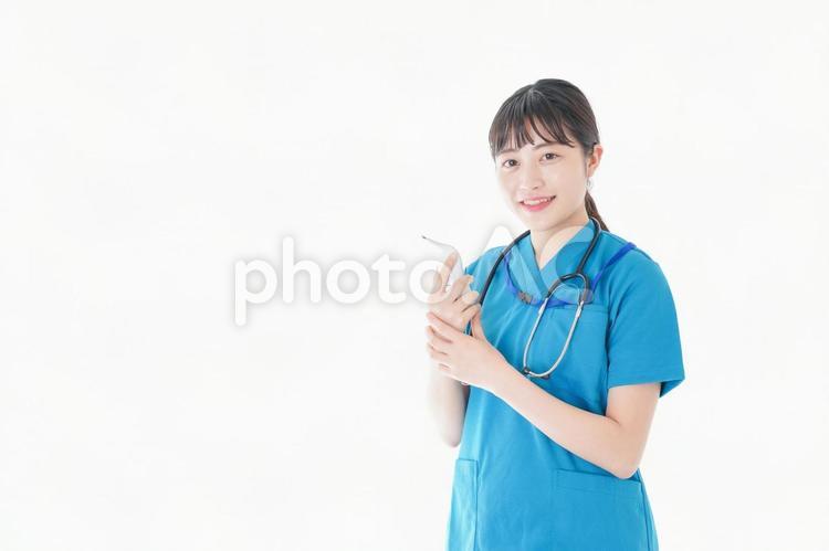体温測定をする笑顔の若いナース 緊急,女性,担当の写真素材