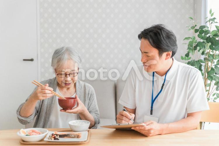食事指導する男性スタッフ 介護食,食事指導,嚥下食の写真素材
