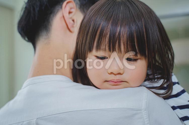 お父さんに抱っこされて眠い女の子 女性,抱っこ,室内の写真素材