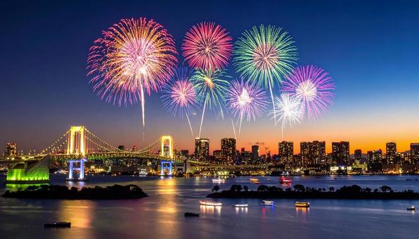 夜の街を彩る花火 夜の街を彩る花火の写真