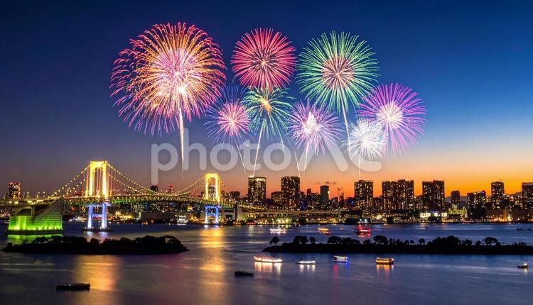 夜の街を彩る花火 街並み,ビル,ビル群の写真素材